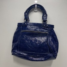 Borsa a tracolla Club Monaco blu in pelle verniciata tinta unita con zip