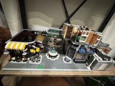 LEGO CREATOR: Assembly Square (10255). 90% Complete w/ Original Instructions