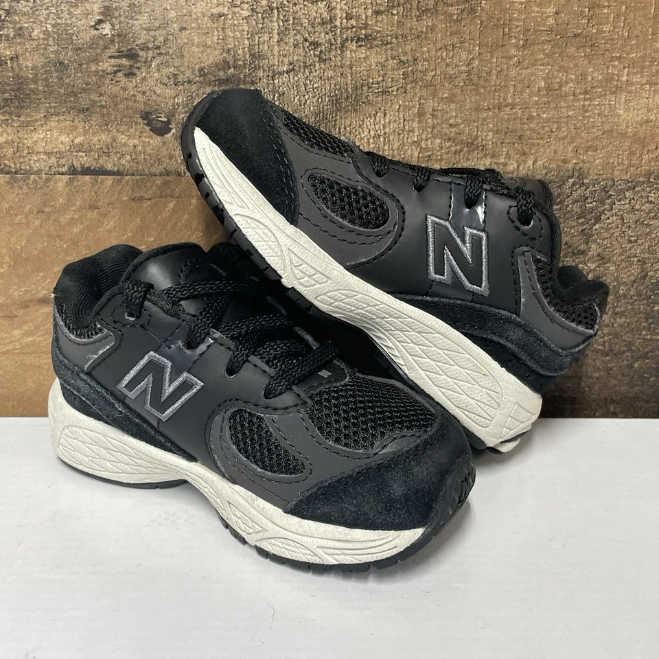 New Balance 2002R Negro Blanco - Niños Talla 6C - IC2002BK Foto 2 de 4