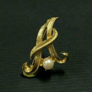 Vintage-Initial-Letter-034-A-034-Brooch-Pin-PEARL-Cursive-Monogram-Script-Gold-PL-Y4A