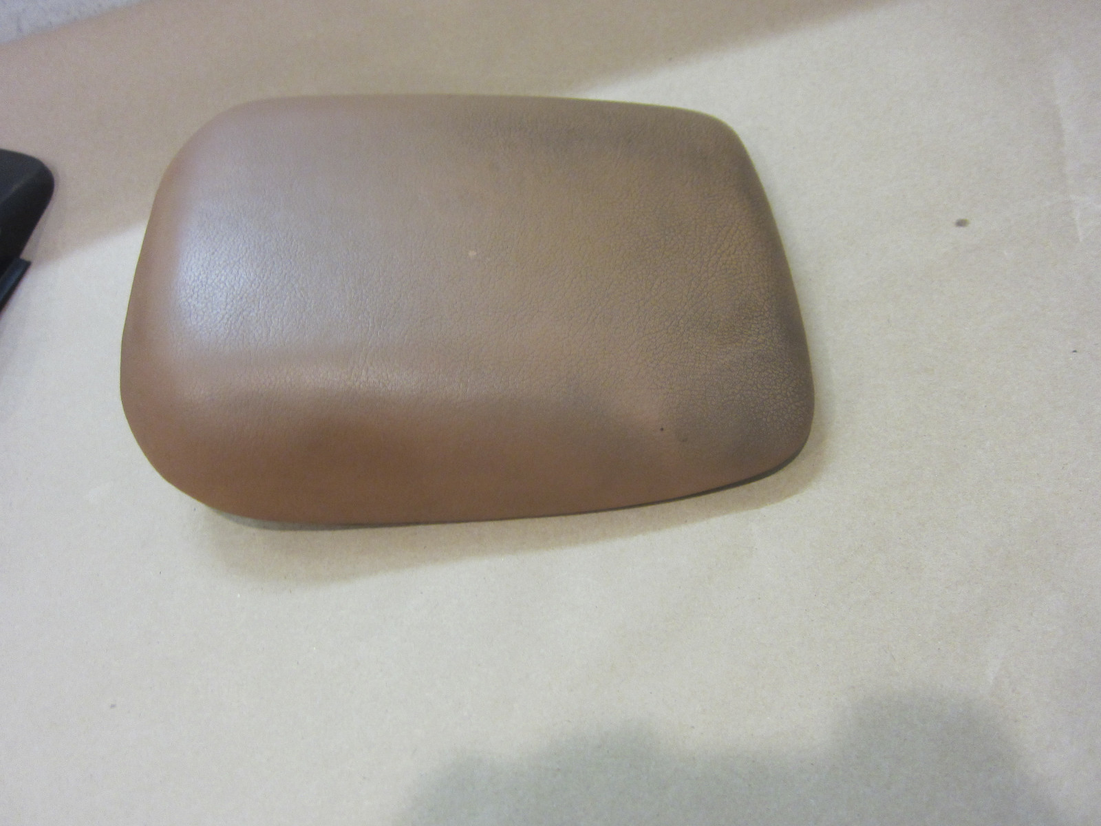 Maserati  4200 - Center Console Cover / Lid - Tan - P/N 66772800