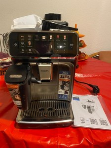 Philips Serie 5500 Kaffeevollautomat – LatteGo Milchsystem, 20 heiß-u.kalt Geträ