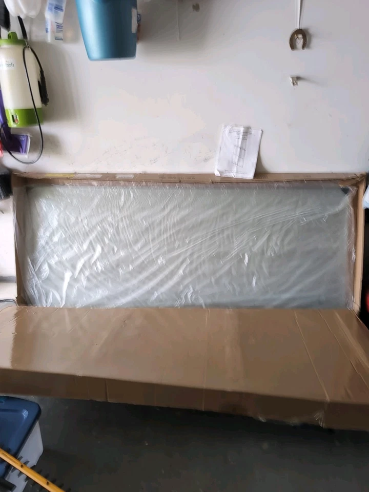 Puertas de ducha sin marco con acabado cromado con vidrio autolimpiante de 3/8 pulgadas en caja abierta Foto 4 de 4