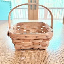 Longaberger  Vintage 1993 Small Berry Basket, w/Swinging Handle