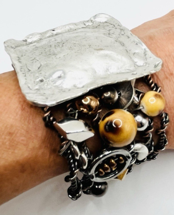 Vintage Cuff/Bangle Bracelet Statement Lucite/Met… - image 4