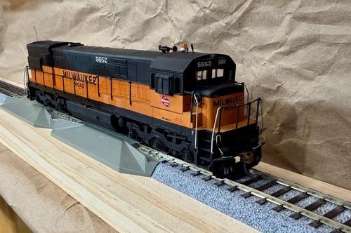 Athearn Blue Box HO GE U30C Milwaukee Road #5652 — Amplios detalles, Kadees | Zustand: Seller refurbished