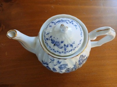Vintage Robinson Design Group Blue Willow Pattern Teapot, Blue & White 4.75''Tall