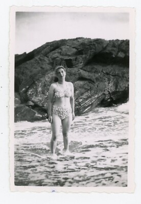 FOTO 1951, Pornic Meer Welle Frau Badeanzug Füße im Wasser Schwimmen