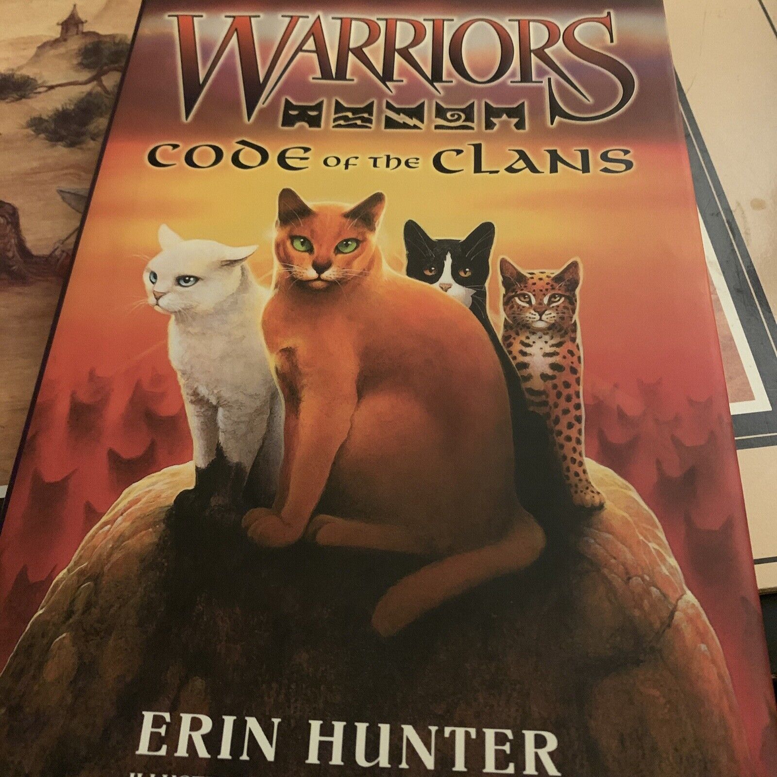 Warriors: Code of the Clans (Warriors Field Guide): Hunter, Erin,  McLoughlin, Wayne: 9780061660092: : Books