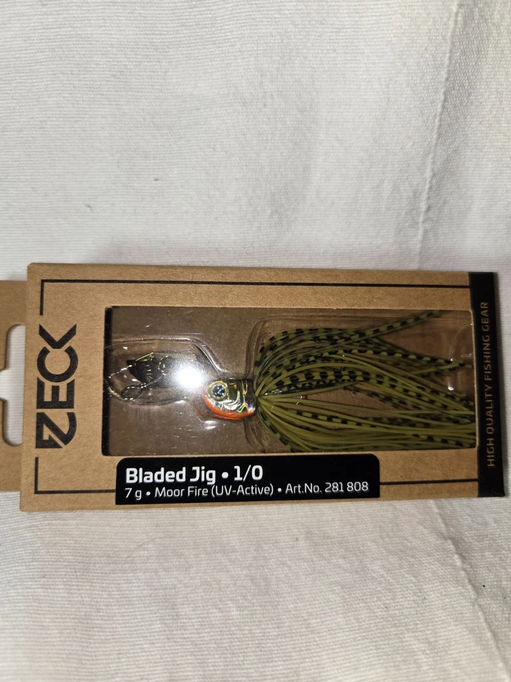 Zeck Bladed Jig 1/0 7g Moor Fire (UV Active)  Chatterbait Adventskalender #17