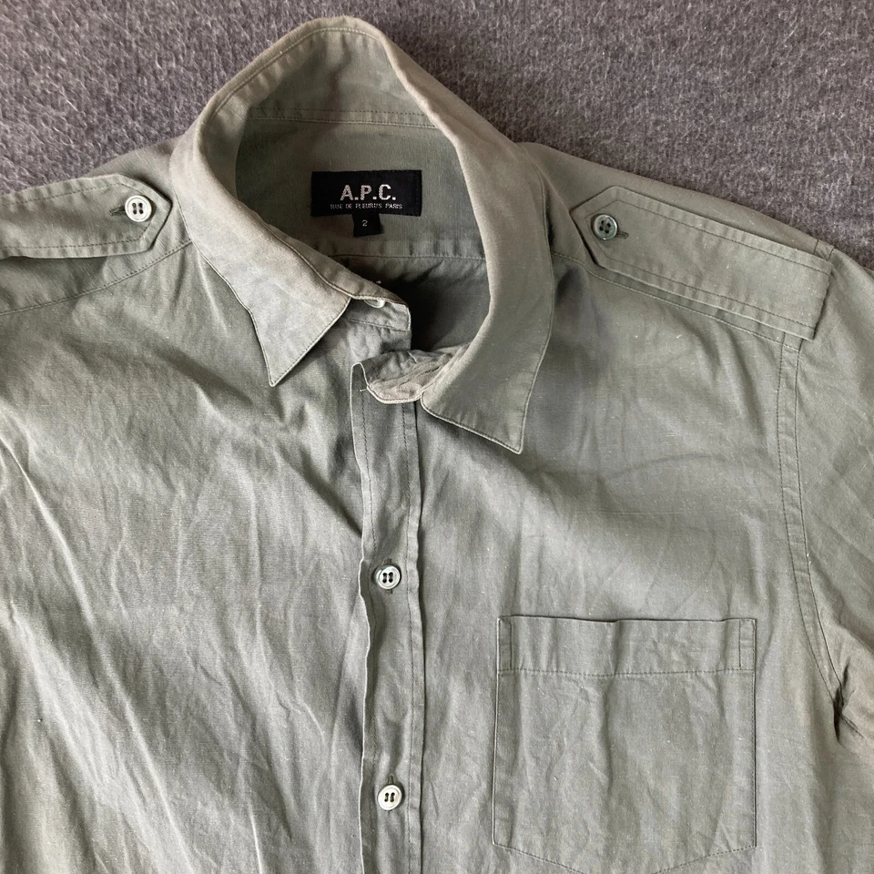 A.P.C. Camisa de algodón y lino con botones para hombre 2 charreteras verdes militares Foto 2 de 4