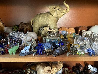 Sammlung Elefanten-Dekofiguren & Miniaturen, verschiedene Materialien, Lot