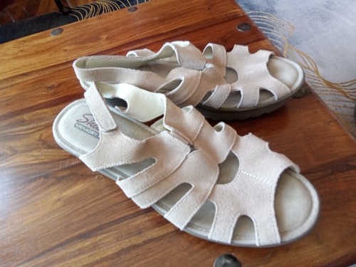 Sketchers Damen Sandalen Größe 8 beige Leder 2,5 Zoll Keilabsätze sehr guter Zustand fabelhaft