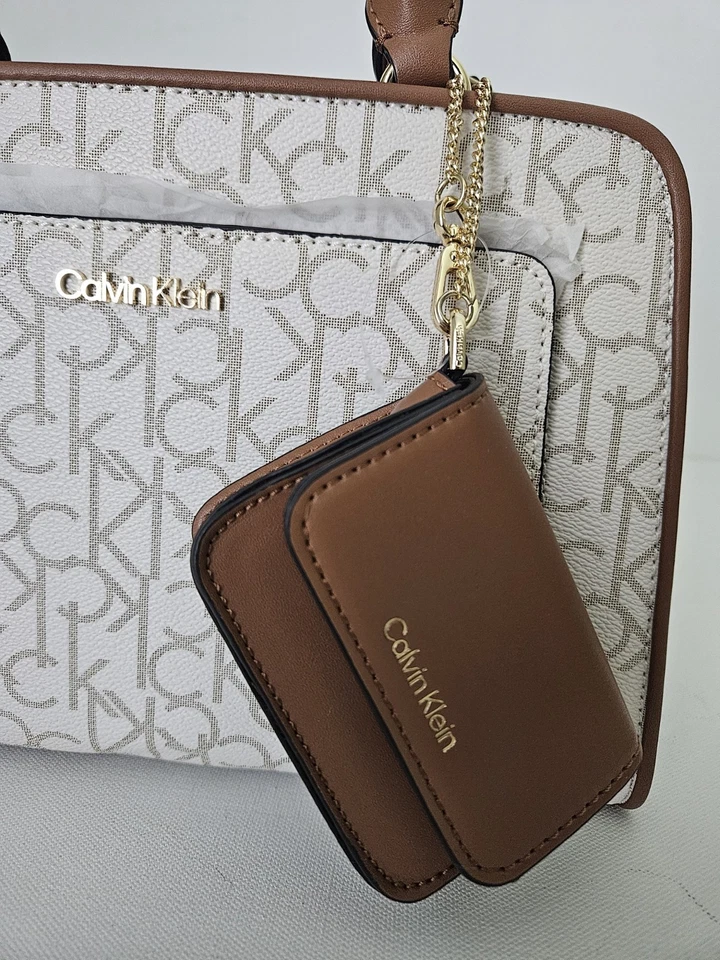 Bolso de mano mediano para mujer Calvin Klein con bolsa logotipo CK marrón vainilla Foto 3 de 4