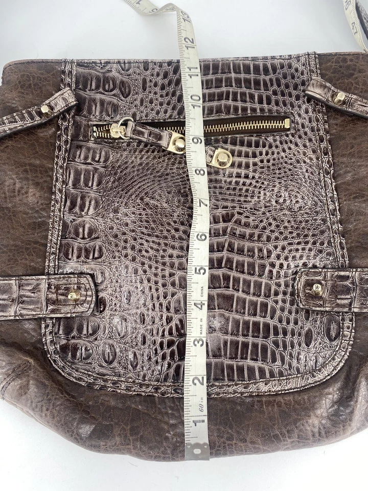 Bolso de mano bandolera Jessica Simpson marrón cocodrilo en relieve Foto 2 de 4