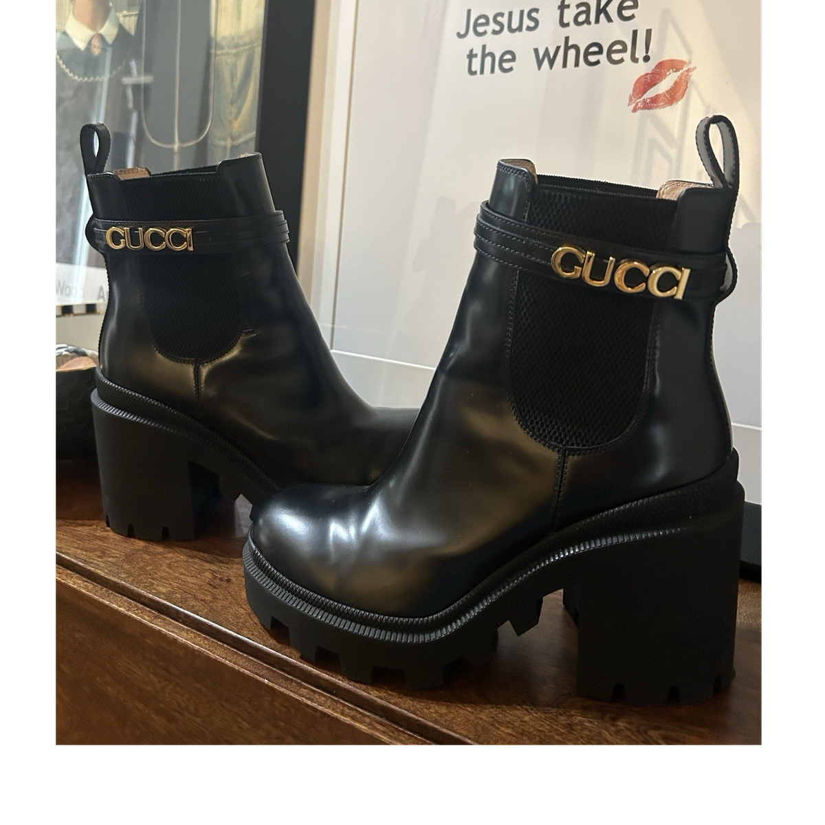 GUCCI ブラックレザー ヒールブーツ Gucci Women's Black Leather Chelsea Ankle Boots Logo Snake Lug