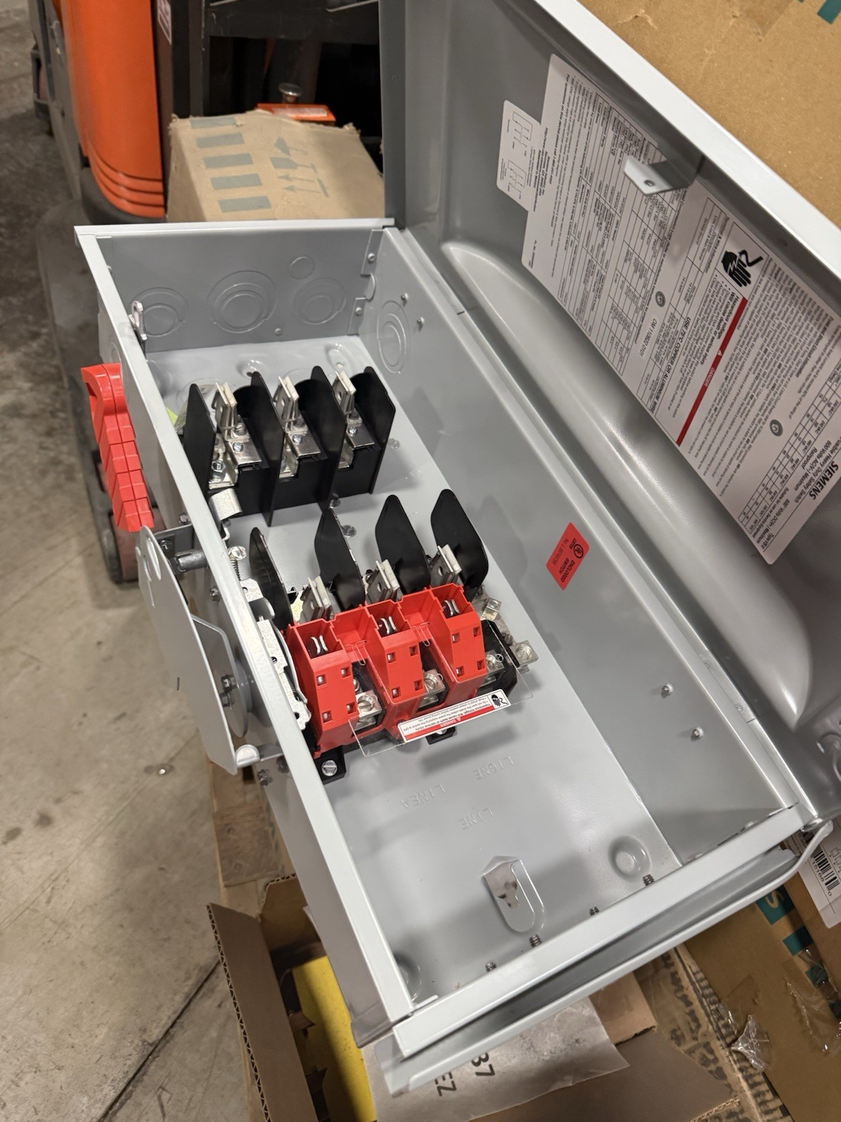 Siemens Heavy Duty Safety Switch 3-Pole Metal Gray Wall Mount Industrial