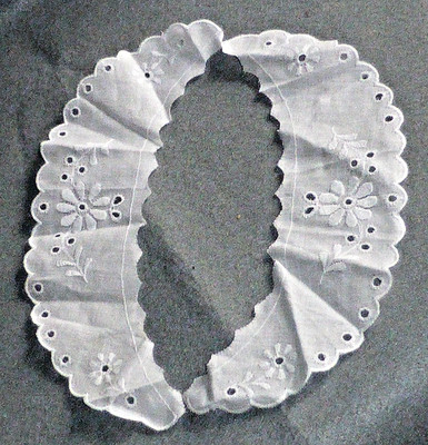 Charming Vintage Broderie Anglaise Peter Pan Collar