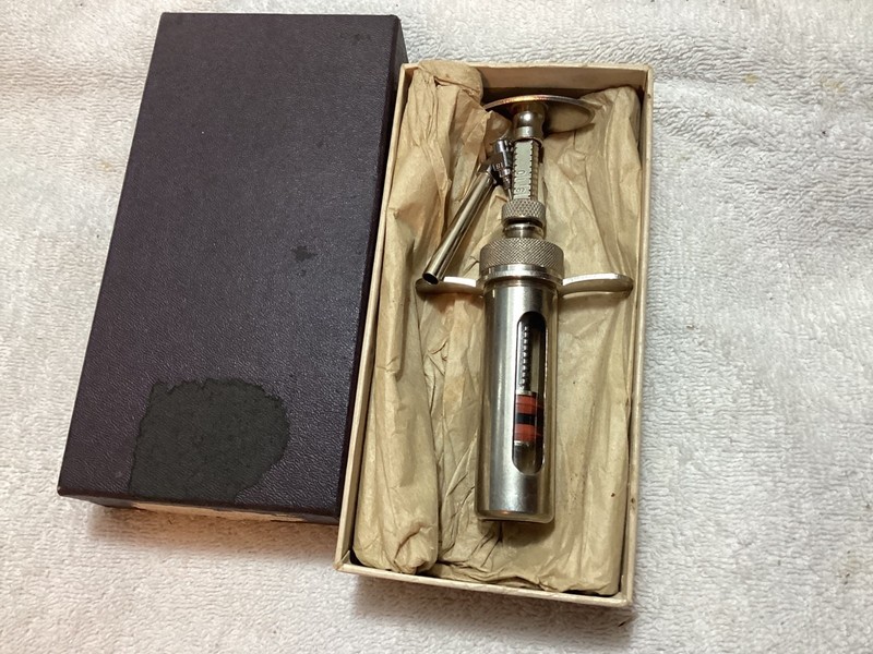 Vintage Champion Veterinary Syringe B-D 10cc. n.o.s,with original box. B-11.