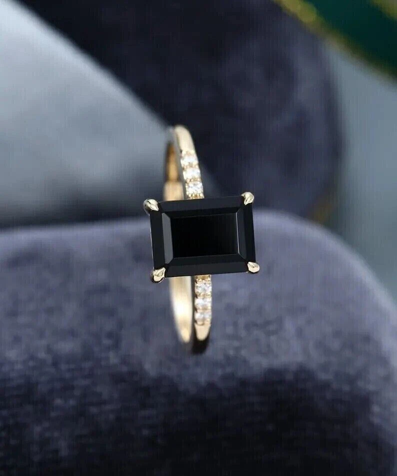 Impresionante anillo para mujer corte esmeralda diamante negro simulado enchapado en oro amarillo de 14K Foto 2 de 4