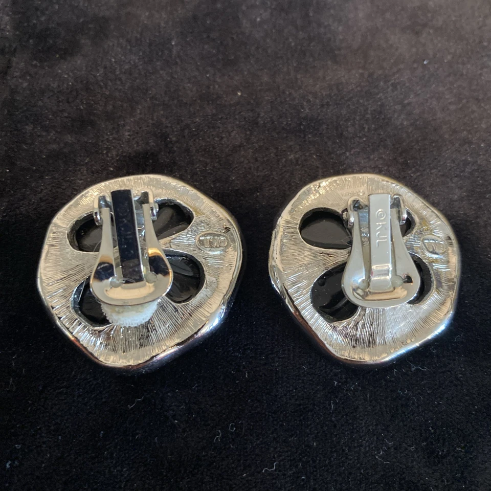 Kenneth Jay Lane KJL Negro Pensamiento Flor Piers Pendientes Tachuelas Firmados Foto 4 de 4