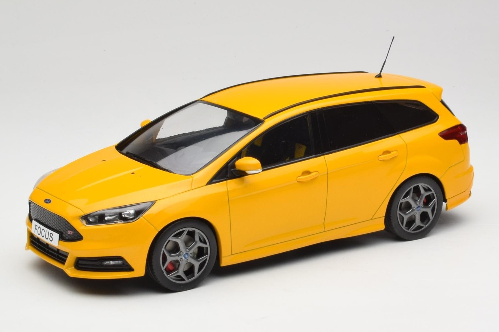 1:18 Model Car Group MCG 18464 Ford Focus ST Turnier Yellow 2014