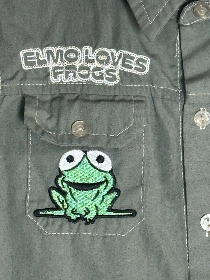 Camisa Sesame Street Elmo Loves Frogs Y2K Safari Caqui 24M Exterior Estilo Explorador Foto 2 de 4