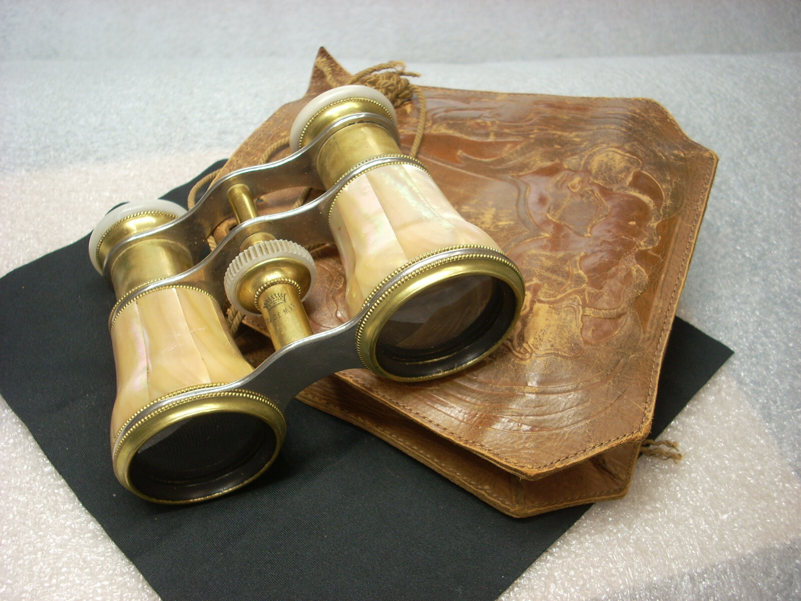 VINTAGE LA REINE MOTHER OF PEARL ADJUSTABLE OPERA GLASS BINOCULARS