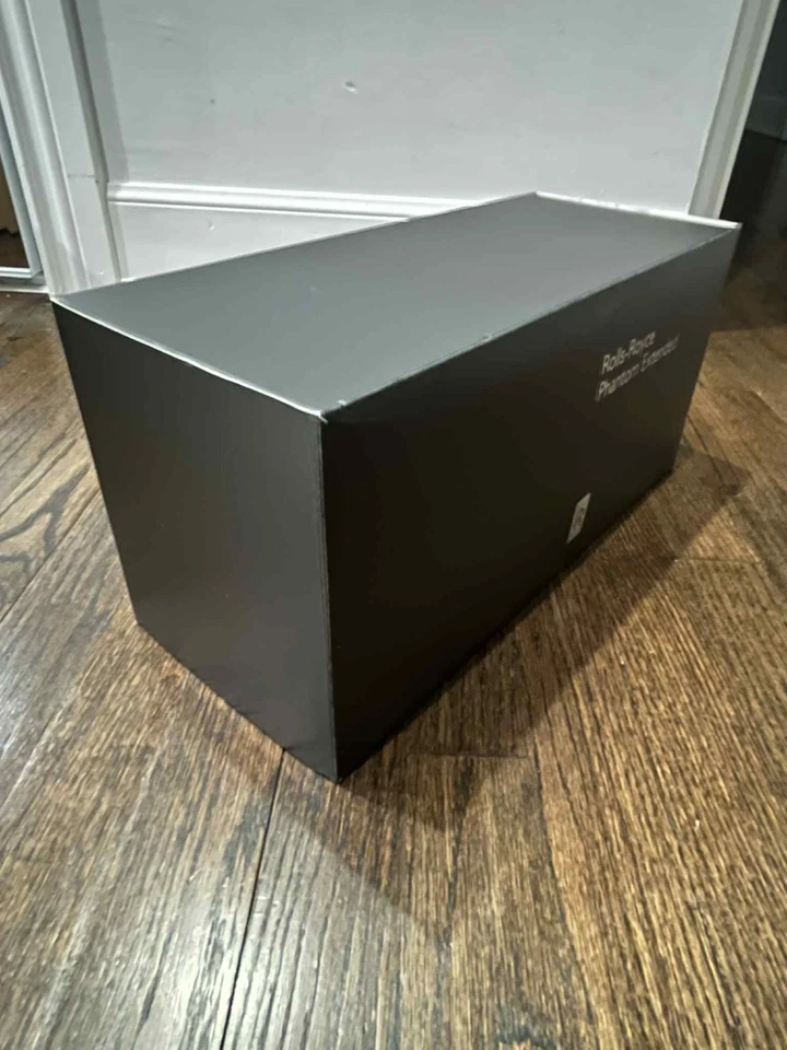 1:18 Kyosho Die Cast Stunning Rolls Royce Phantom Extended Black/Silver Car - Image 4 of 4