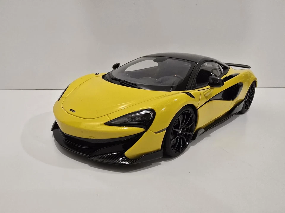 Autoart escala 1:18 McLaren 600LT amarillo perla/techo de carbono 76082 Foto 3 de 4