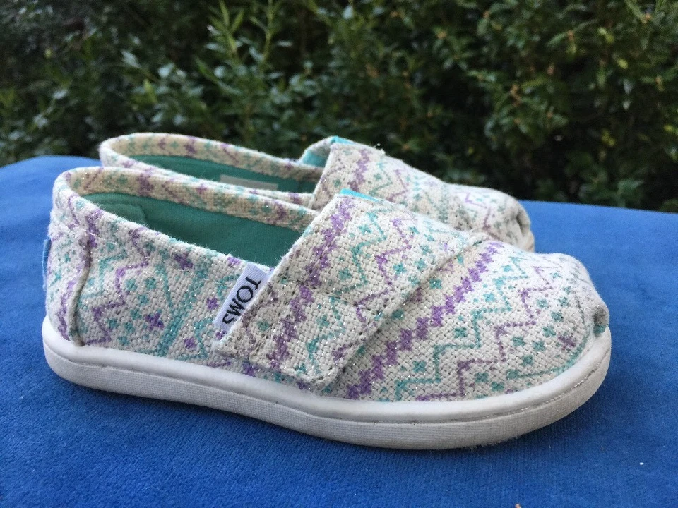 OFERTA @ TOMS Pequeños Clásicos Chevron Cruz Correa Ajustable RARO Niñas Zapatos Talla 6 T Foto 3 de 4