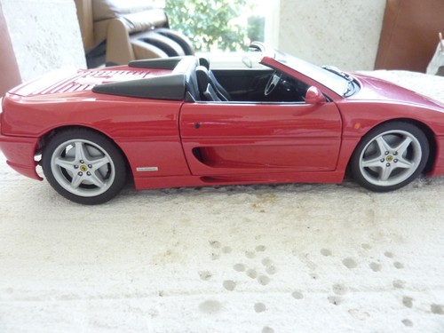 UT Models 1994 Red Ferrari Berlinetta F355 Spider, 1/18 Die Cast - Picture 3 of 10