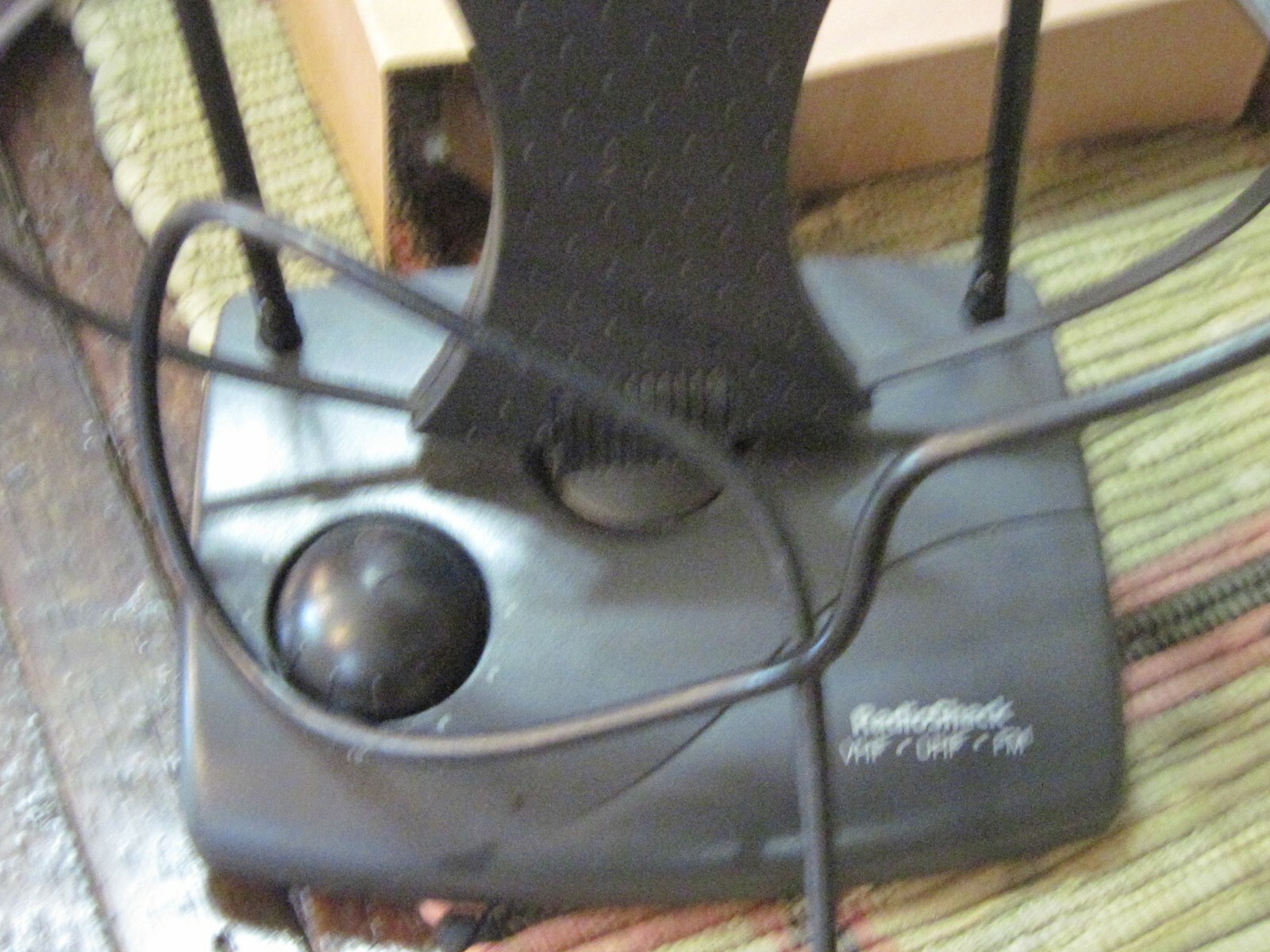 SLIGHTLY USED ROTATING RADIO SHACK INDOOR TV ANTENNA 151857 VHF UHF FM