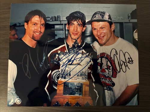 Patrick Roy Joe Sakic Claude Lemieux signiert Conn Smythe 8x10 Colorado Avalanche