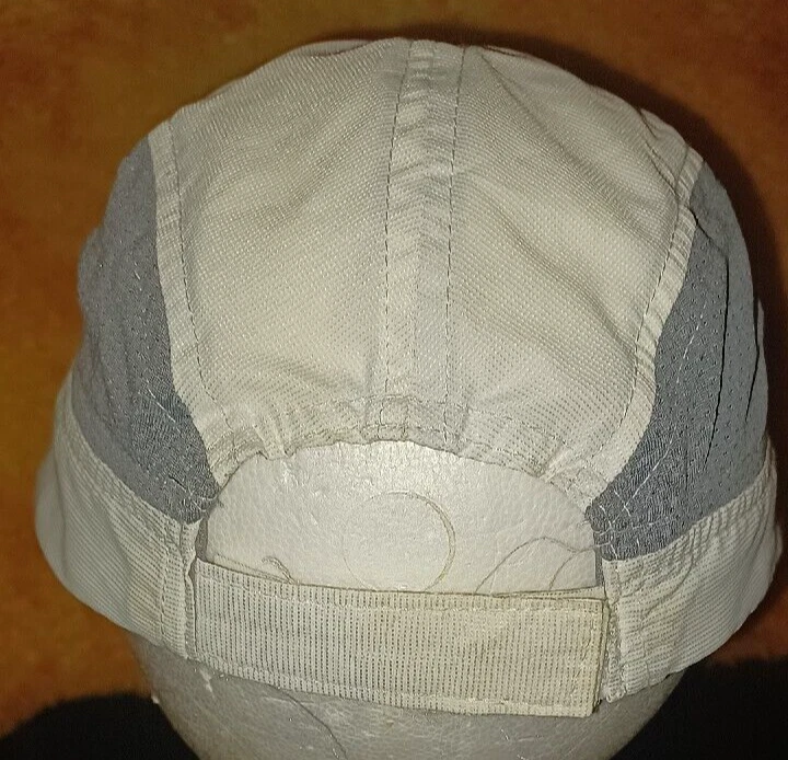 Gorra Avia para mujer talla OSFM blanca con ribete gris logotipo Avia cierre de gancho y bucle Foto 4 de 4