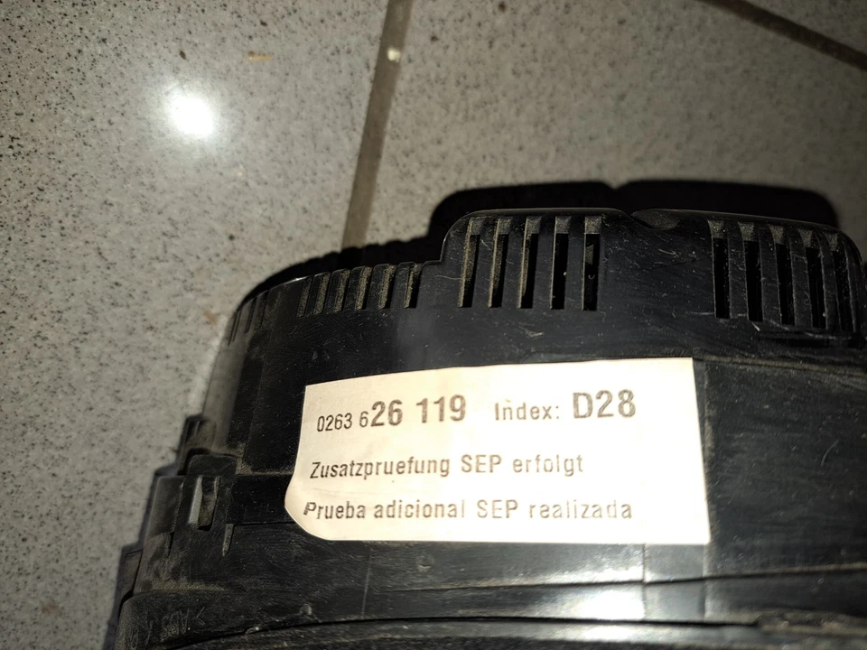 Audi A4 (B6) 2,0 Benzin Bj.01-04 Tacho (km-?) 8E0920930K - Bild 4 von 4
