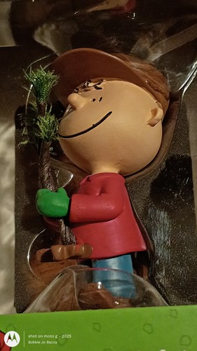 Nuevo en Paquete Cacahuetes Charlie Brown Sosteniendo ÁRBOL DE NAVIDAD Sello Adorno - Imagen 2 de 6
