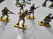 deetail toy soldiers Lot Of 32 Soldiers