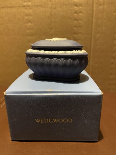 Vintage Wedgewood Dark Blue Jasperware Kidney Shaped Trinket Box. New In Box - Afbeelding 1 van 13