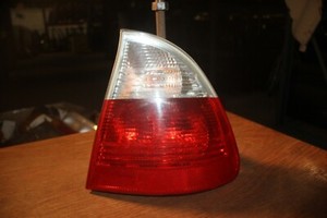 BMW 3ER (E46) 98- KOM.*RÜCKLICHT/HECKLEUCHTE* RECHTS 05/2001 AUSSEN ROT/WEISS