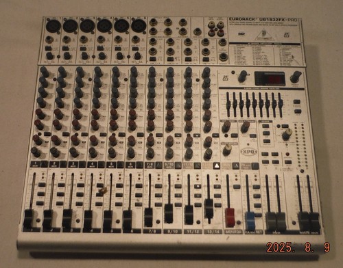 BEHRINGER EURORACK UB1832FX-PRO ANALOG MIXER CONSOLE