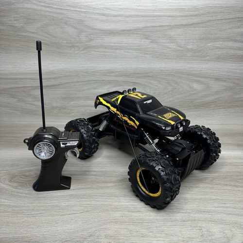 MAISTO TECH 81152 ROCK CRAWLER RADIO CONTROL TRUCK WITH REMOTE. - Picture 6 of 12