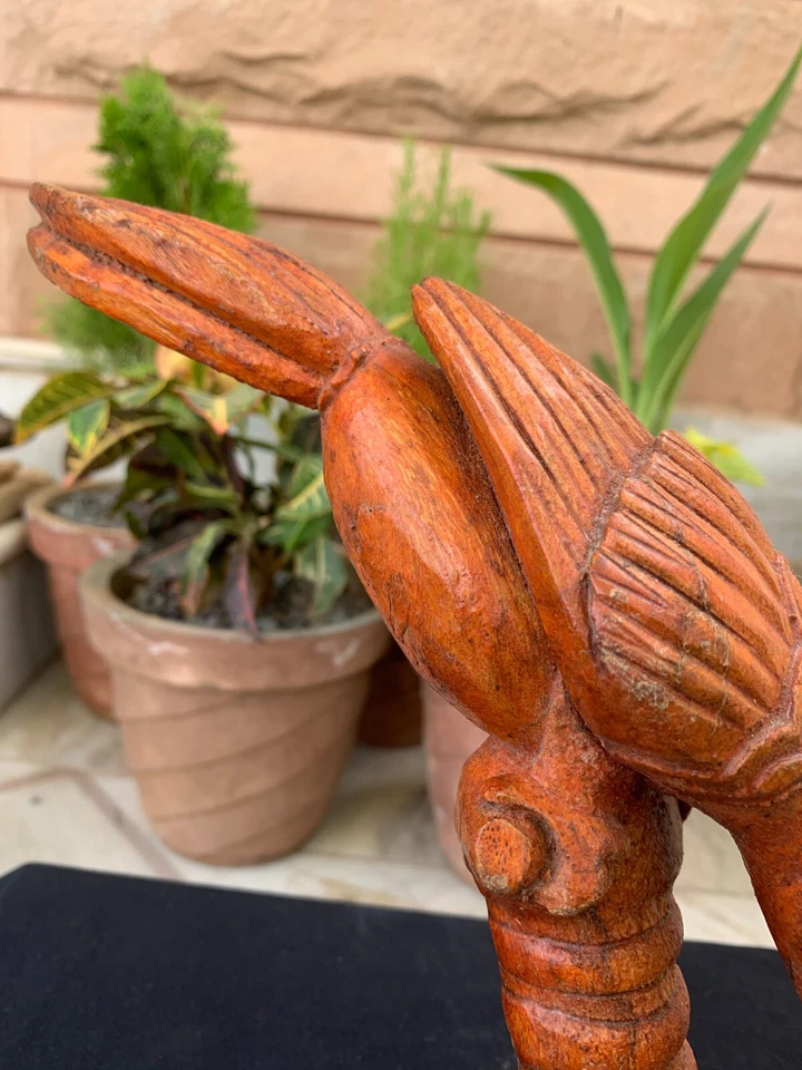 Antigua estatuilla artesanal de madera pintada de naranja águila pájaro y aguilucho Foto 3 de 4