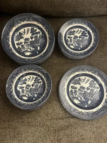 Blue Willow Churchill Lot Of 22 Pieces: Bowls And Dishes