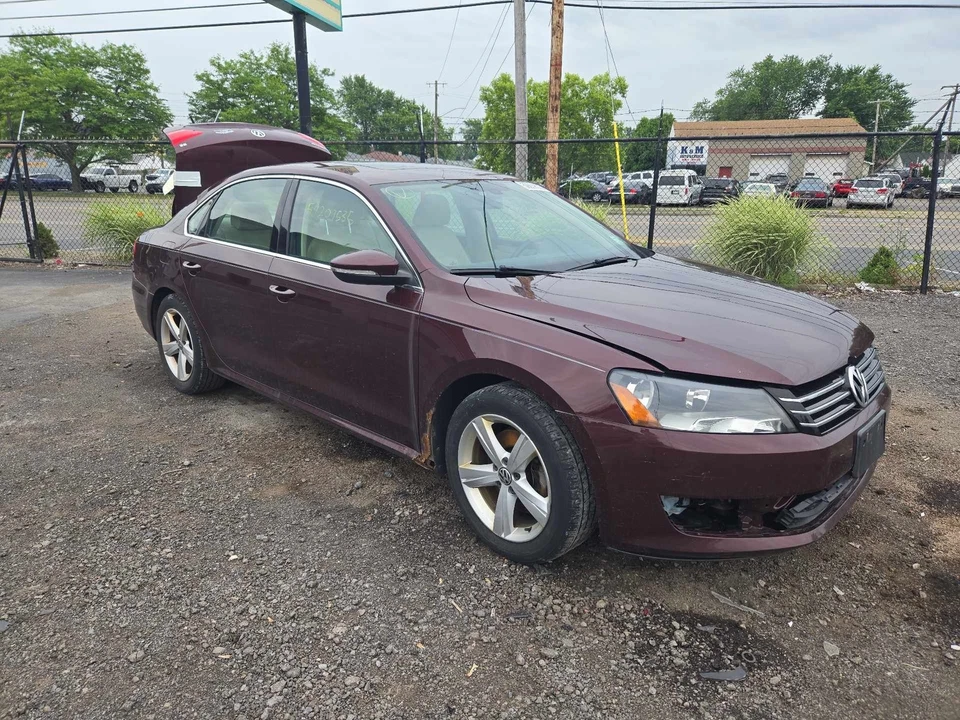 Used Right Sun Visor fits: 2012 Volkswagen Passat w/illuminated roof mounted Rig - Image 4 of 4