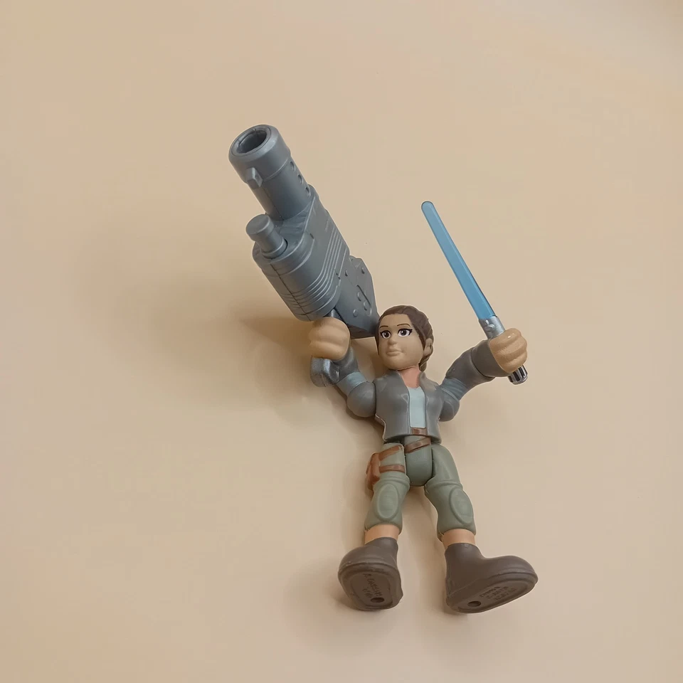 Figura de acción Playskool Star Wars Galactic Heroes Rey juguete sable de luz y bláster Foto 2 de 4