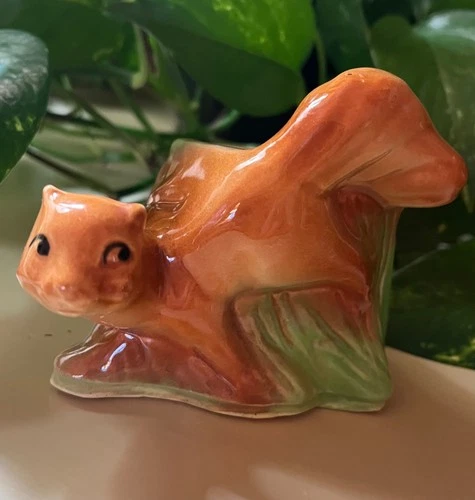 Adorable Marked Small Shawnee "Side Eyed Red Squirrel" Planter 4.25"L x 3.25"T