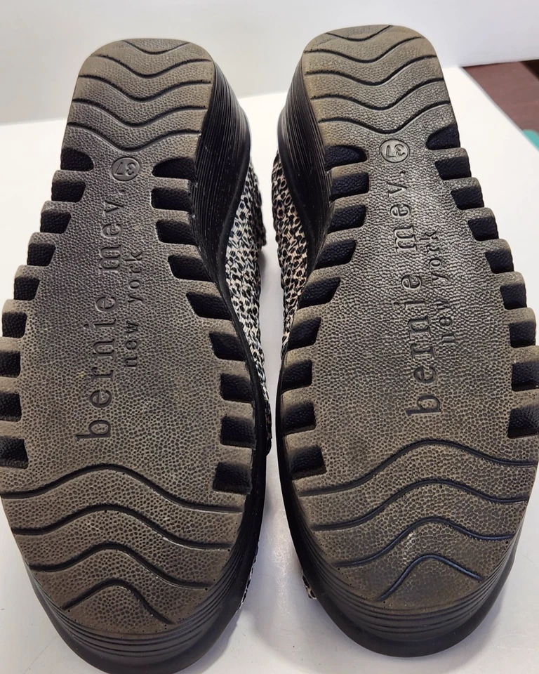 Женские туфли Bernie Mev NY размер 7 (37) черно-белая ткань на танкетке с открытым носком стиль 40-х - Изображение 2 из 4