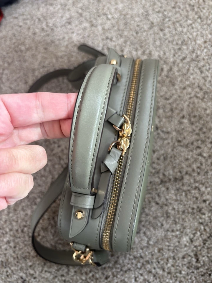 Bolso Bandolera Michael Kors Estilo Caja Verde Oliva en Cuero Guijarro Foto 2 de 4