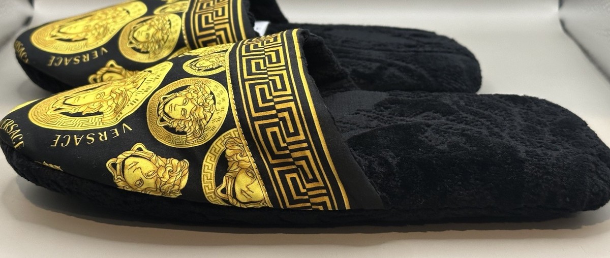 【VERSACE】ZSL000003 メデューサ ファブリックスリッパ Versace Allover Slippers Red | VERSACE US